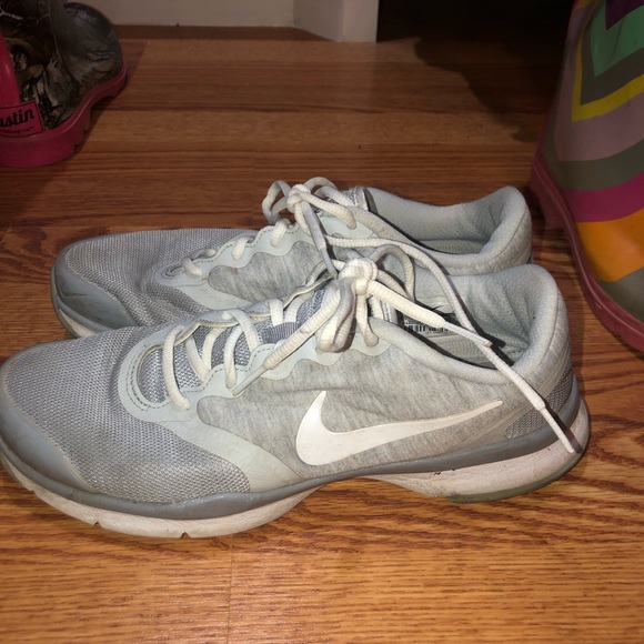 Grey nike shoes - Picture 3 of 3